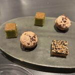 レストラン　ノリ　エ　ノジ - ゴマのフロランタン　オレンジチョコとココナッツのエポンジュ　抹茶のフィナンシェ