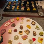 リナシメント - 前菜30種、友人は奥の四角いプレート