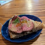 炭火イタリアンNadegata - イクラとローストビーフのブルスケッタ