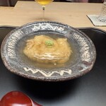 徳ㇵ本也 - ◆焚き合わせ
      ミルフィーユ状に重ねた湯葉揚げ
      京都の油揚げも大好物ですが、ミルフィーユ状に重ね揚げた湯葉は商標登録したほうが良いと思うほどの美味しさ。