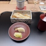 徳ㇵ本也 - ❶焼魚定食
      一夜干しの鰈
      新米　佐賀　虹のきらめき
      おみおつけ
      香の物