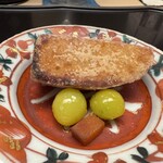 徳ㇵ本也 - 箸でスッと切れるほど滑らかで柔らかく炊き上がった海老芋はお出汁がしみしみ〜煮る→揚げる→炭火で焼く。♾️に食べたい海老芋。ビールにも合いそうです。箸休めの琥珀に切った唐墨もポーションも素敵。