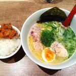 博多水炊きらぁめん - 白らぁめん＠８５０円（税込）とコバチの唐揚げライス＠１５０円