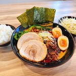 横濱家系ラーメン たくみ家 - “超濃厚 絶品 担々麺”+“ライス（おかわり自由）”+アプリクーポン“白髪ねぎ”