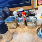 横濱家系ラーメン たくみ家 - 卓上調味料