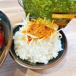 横濱家系ラーメン たくみ家 - “白髪ねぎ”にドロっと“担々ソース”をかけて！