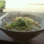 西端手打 上戸うどん - 熱々のかけうどんで身体暖めます。