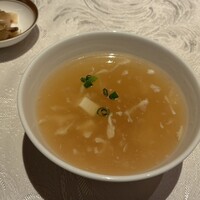 筑紫樓 銀座店 - スープと搾菜。スープはおかわり可だそうです。