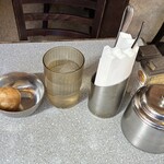 カリーライス専門店エチオピア - お冷や、ジャガイモが供される