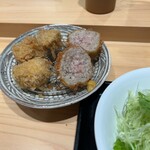 赤坂 にしやま - 
                                主役のヒレ＆メンチカツは、ひと口食べた瞬間、ふわっと軽く、衣も油も驚くほど繊細。まるで**"天使のカヅ"のよう