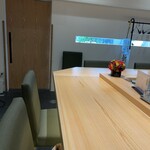 赤坂 にしやま - 椅子はやや高めで、160cmの私で足がギリギリ届くくらい。カウンター越しに調理の様子がきれいに見える高さ。