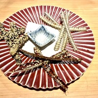 京都祇園うなぎ四代目菊川 - 骨せんべい3種食べ比べ¥850とお酒清六1合¥2,500