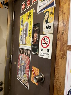 お好み焼 きじ - 昭和感漂うポスターが店のあちこちにあります。