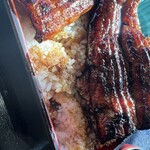 別館山田 - 山椒は鰻にかけてはダメです。ご飯にかけます。ワサビをネタにつけないでシャリに乗せるのと同じで、舌に直接山椒が来るとせっかくの名画を色眼鏡で見ることになる。