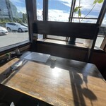 別館山田 - 角の席が私的には最高　眩しい時はブラインドを落とすこともできます