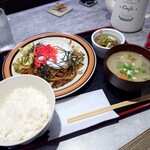 ほびーい喫茶店 - 焼きぞば750円(税込)
      納豆ご飯(お値段お任せ)