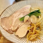 麺や くろえもん - トッピングはレア帆立＆炙り帆立・レアチャーシュー・鶏チャーシュー・小松菜・細メンマ