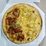 ピザ・ロイヤルハット - 料理写真:Mサイズhalf & half。
サラミと完熟トマトソース
ガリバタポテト&クリームチーズ
2,200円→テイクアウト30%off→1,540円
