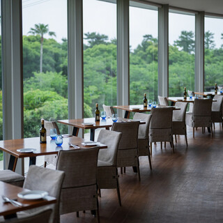 自然美に包まれつつ、心地よいサービスを体験する非日常空間