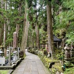 麩善 - 高野山奥の院に続く道。。