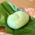 麩善 - 笹を開くと、香り良い生麩饅頭が登場(*´꒳`*)