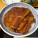 新玉亭 - 特上丼はご飯の中程にもうなぎが入っています