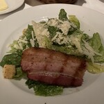 ウルフギャング ステーキハウス 高輪店 - シーザーサラダジズリングベーコン添え