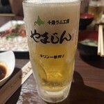 千歳ラム工房 やまじん - これが美味いのよ！サッポロクラシック。ジョッキはキンキンに冷えてます。