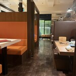 赤身肉じゃんか中目店 - 綺麗でゆったりしたお席で、カップルもファミリーにも良いですね．