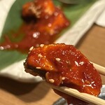 赤身肉じゃんか中目店 - 山芋のキムチ和え（左）センス良すぎ！サックサクで白ゴマ香ります。