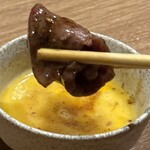 赤身肉じゃんか中目店 - さらりとした卵に潜らせて。飲めるタイプのしつこくない卵黄タレ（実際飲みました）