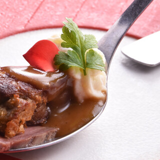 《名物》ローストビーフにフォアグラを載せたワンスプーン料理