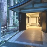 nuku - 金色堂の入り口　撮影はここまでです　中にはまばゆい金色堂がありました