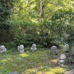 不死王閣 - 6月の久安寺　苔の中にいるお地蔵さんがとても可愛いい