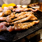 溶岩鶏焼肉 焼け石に肉 魚住店 - 