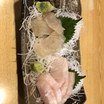 春駒 - カンパチ刺し（右）、ヒラメ昆布締め（左）