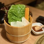 赤身肉じゃんか中目店 - お通しのお野菜、なんと食べ放題！（肉味噌もやみつき系）
