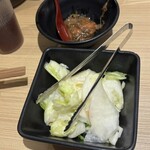 博多天ぷら たかお ジョイナス横浜店 - おかわり自由の「漬物」と「明太子と昆布」