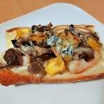 ブーランジェリー ブルディガラ - 土台はパリッと香ばしいバゲットでクラムはしっとりもっちり♪まろやかなベシャメルソースに滋味深いきのこ、スモークチキンの旨味や栗の甘味とゴルゴンゾーラが最高のハーモニー