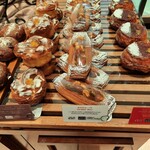 ブーランジェリー ブルディガラ - 季節の素材を使ったクイニーアマンやデニッシュ、オレンジで風味付けしたブリオッシュなども（その1）