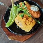 ハンバーグ&ステーキ 百楽GRILL - カニクリームコロッケ＆ハンバーグ　チェダーチーズ、万願寺とうがらし