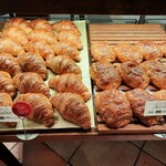 ブーランジェリー ブルディガラ - やっぱり人気はクロワッサン！人気2位のクロワッサン、人気3位のパン・オ・ショコラ