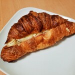 クロワッサンにロースハム、ハーブ香るクリームチーズを挟んで焼き上げたゴージャスな味わい♪ジャンボン・フロマージュ583円