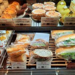 ブーランジェリー ブルディガラ - 冷蔵ショーケースにはサーモンや本格チーズを使ったサンドもあれば、人気パティスリーのプティ・ガトーも（その1）