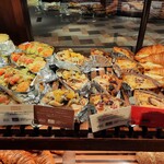 ブーランジェリー ブルディガラ - 豪華な具を使った華やかなキッシュやタルティーヌは、素材やソースも凝っていてお料理のような完成度（その1）