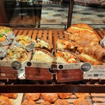 ブーランジェリー ブルディガラ - 豪華な具を使った華やかなキッシュやタルティーヌは、素材やソースも凝っていてお料理のような完成度（その2）