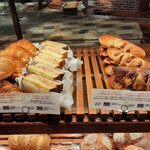 ブーランジェリー ブルディガラ - ハムやソーセージ、チーズを使った惣菜パンも、クロワッサンやパンコンプレの生地、国産小麦の食パンなど様々な種類が