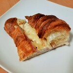 ブーランジェリー ブルディガラ - クロワッサンはサクサク極薄の層が重なり発酵バターの甘い香り！ロースハムにハーブ風味のクリームチーズ、よく伸びるチーズも重なる豪華な美味しさ