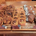 ブーランジェリー ブルディガラ - 秋らしい栗やさつま芋のデニッシュもあれば、シナモンやエスプレッソなど大人のデニッシュも