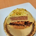 ブーランジェリー ブルディガラ - なめらかなムースはピスタチオ独特のナッティな風味がしっかり！中にはとろけるクレームショコラ、もっちり生地のダックワーズショコラ、サクサク香ばしいプラリネが最高の相性